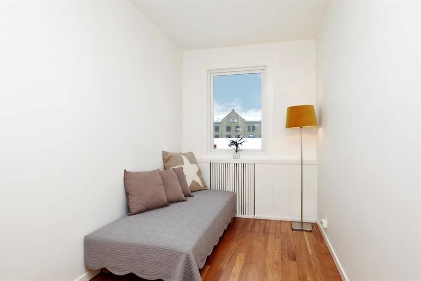 Rommet som blir leid ut. Du får sengen på tvers mot viduet og gir da grei plass til garderobe og en pult. 